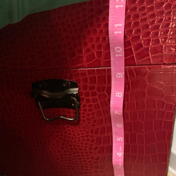 Red Hinged Chest that snaps closed - Picture 6 of 8